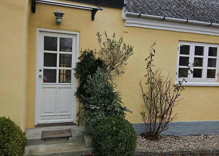 Idyllic Surrounded By Fields Semesterbostad *