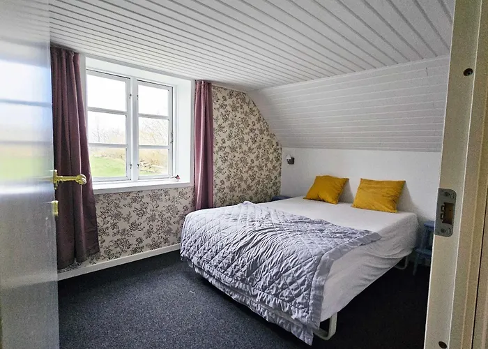 Idyllic Surrounded By Fields Semesterbostad *