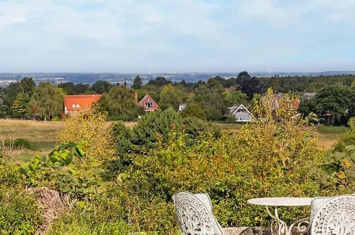 Idyllic Surrounded By Fields Semesterbostad *